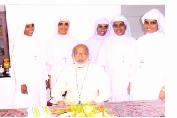 kaniakumari-sisiters-with-cardinal-george-alancherry5A0899D2-2E48-6848-7502-A91719DB0BC5.jpg
