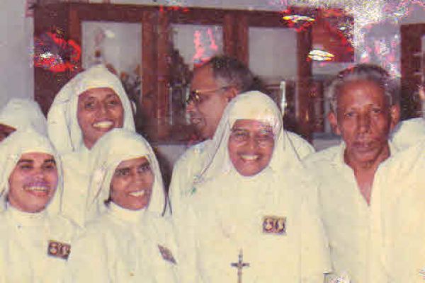 mother-marykutty-with-st-membersD519C66C-3736-2C7F-9AE7-4EB9BA286C46.jpg